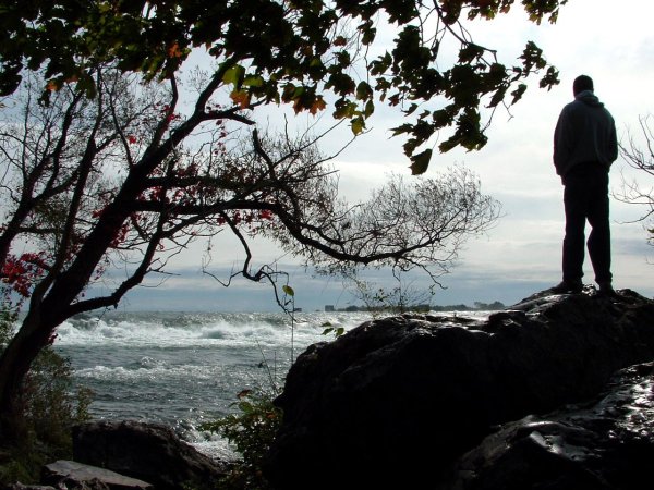 люди у моря