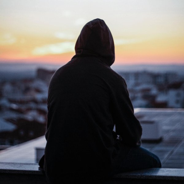 со спины в капюшоне