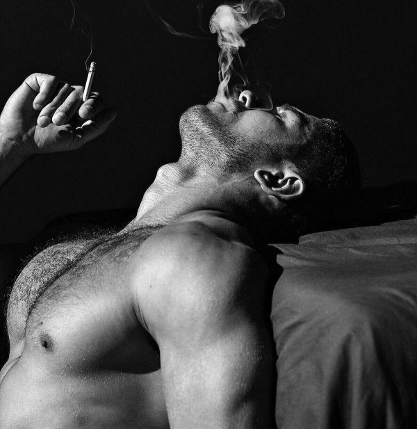 двое мужчины курят