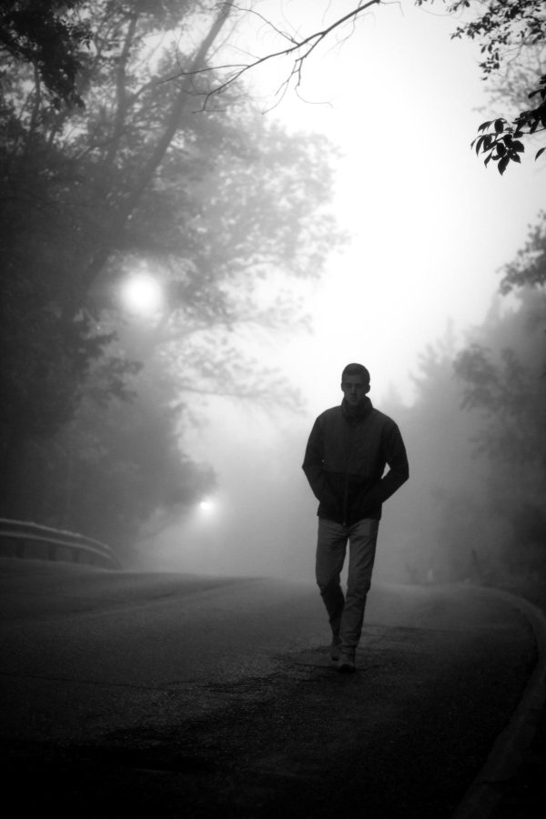 мужчина вдалеке