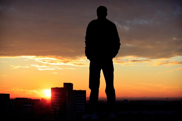 силуэты людей в городе