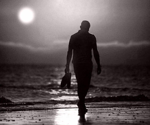 силуэт уходящего мужчины