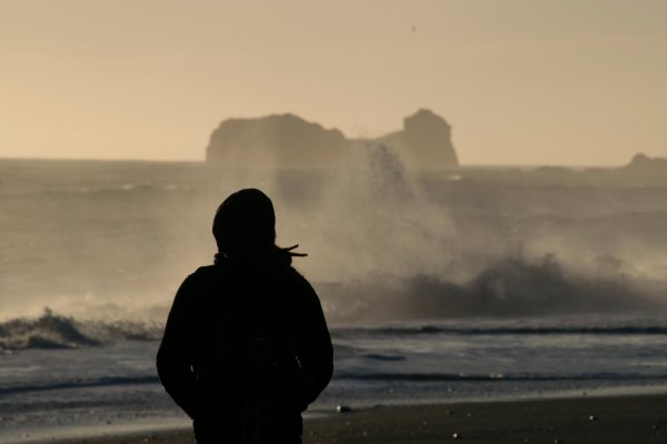 люди у моря