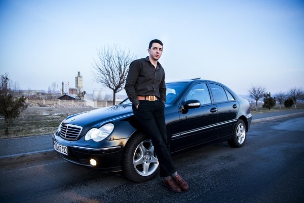 мужчина возле машины