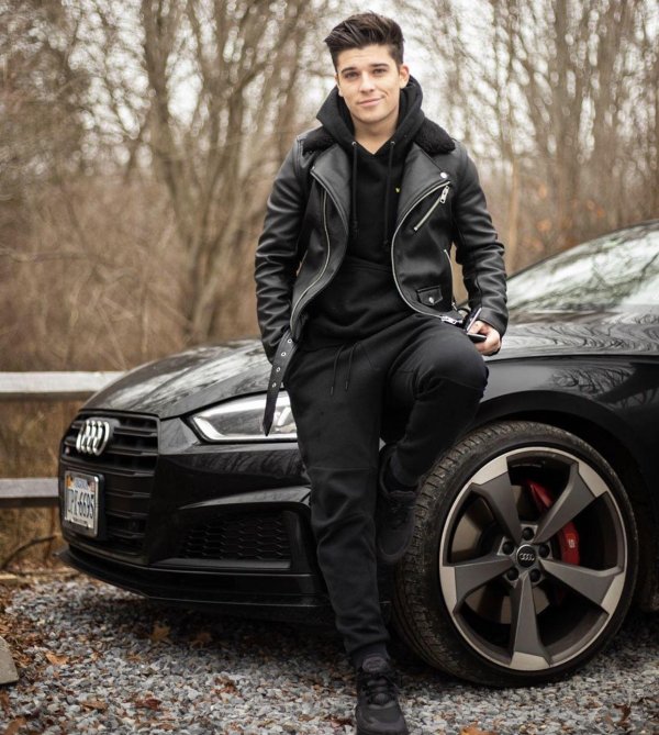 парень с машиной