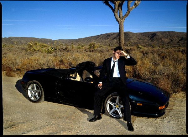 парень на машине