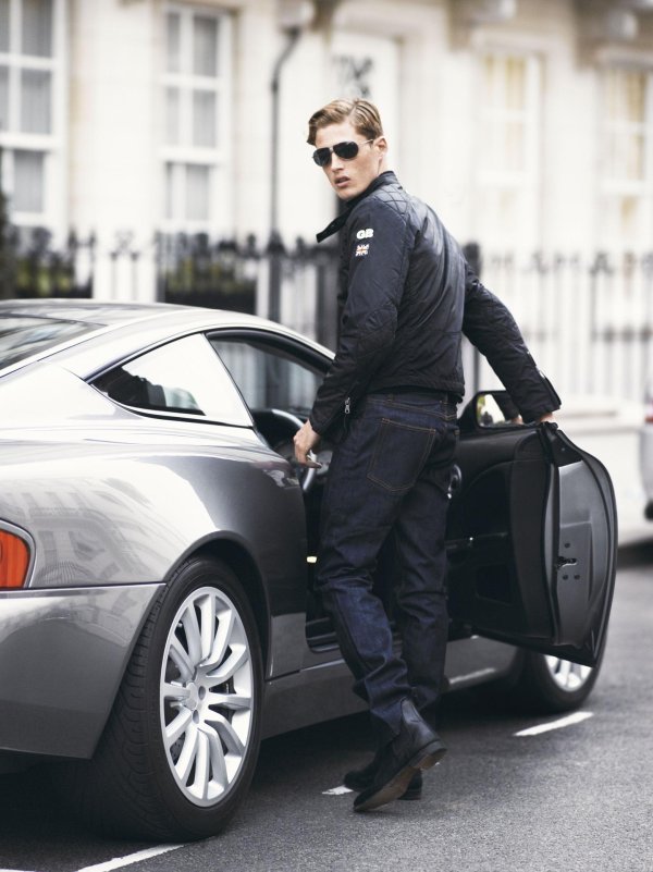 мужик возле машины