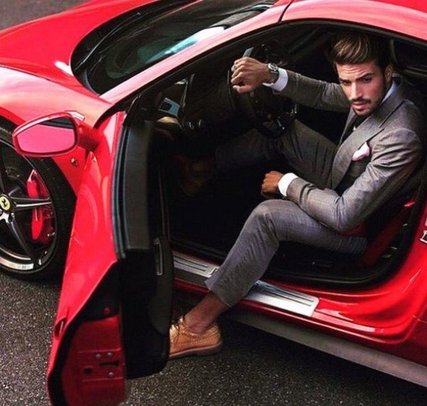 парень возле машины