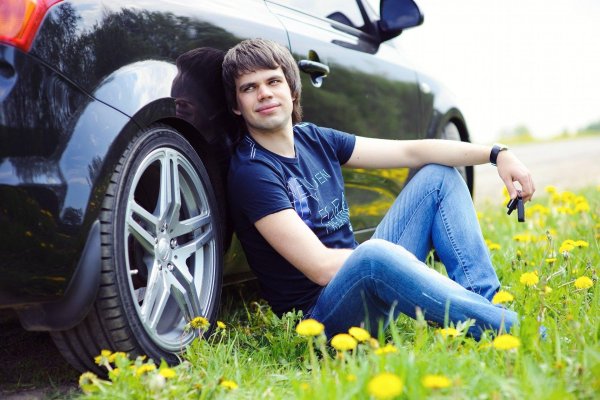 человек около машины