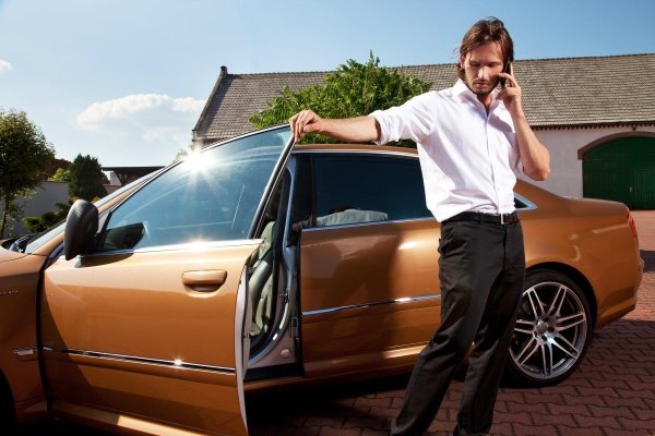 человек возле машины