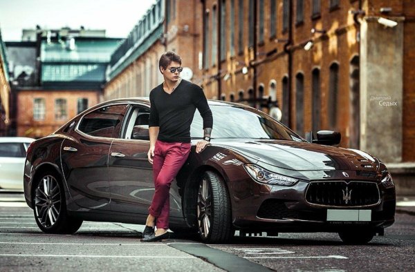 человек рядом с машиной