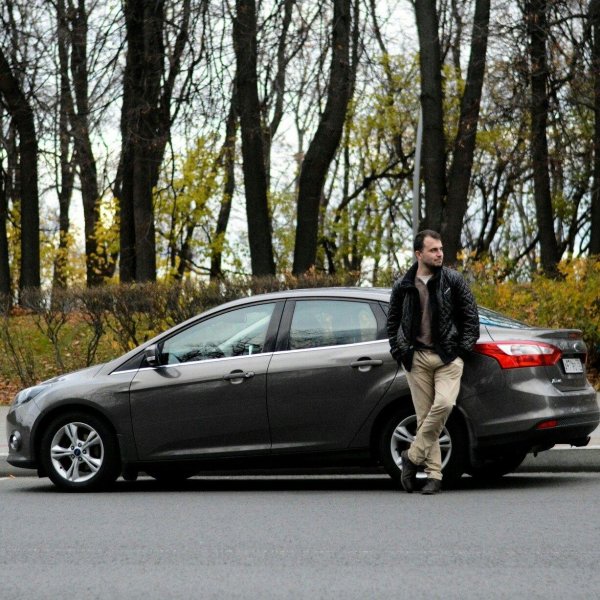 парень на машине