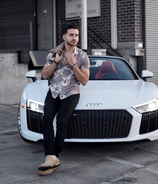 мужик возле машины