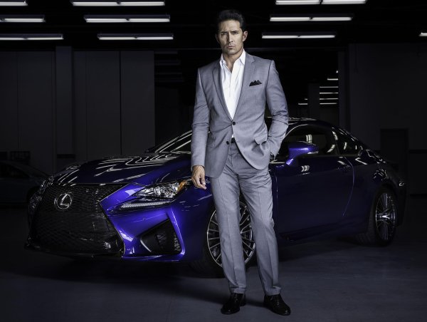 парень возле машины