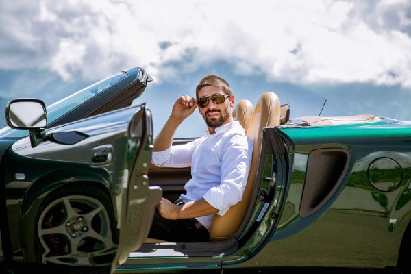 парень в кабриолете