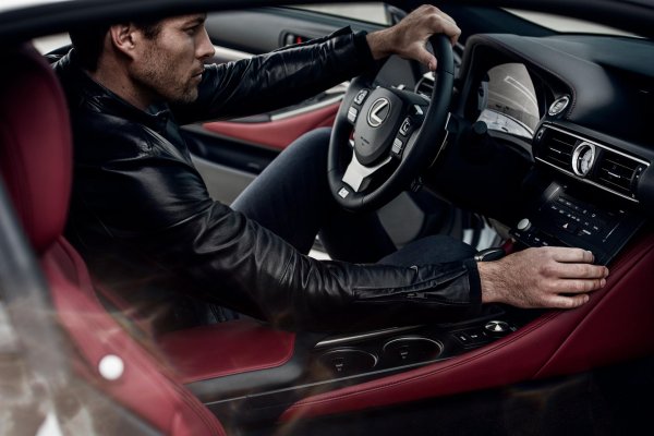 мужчина за рулем