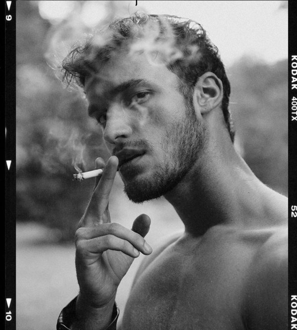 парень с сигаретами