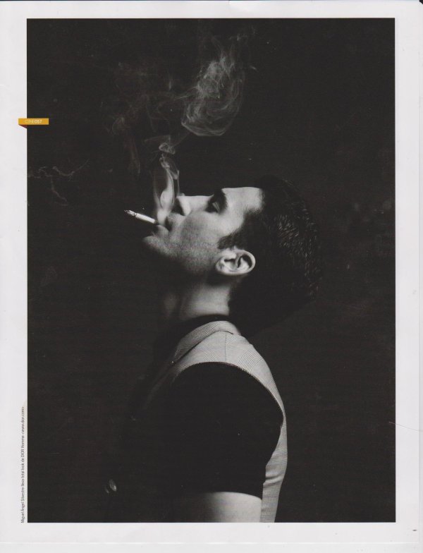 парень курит