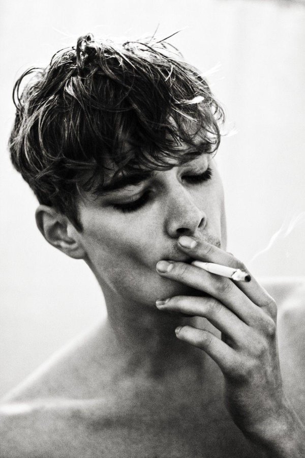 курящие парни