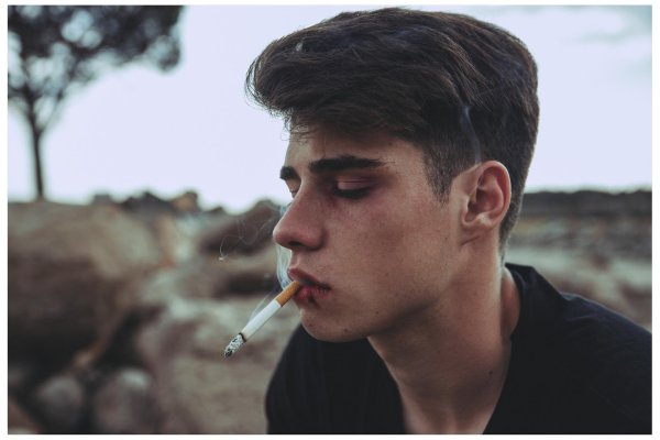 курящие парни