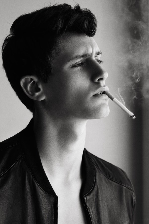 курящие парни