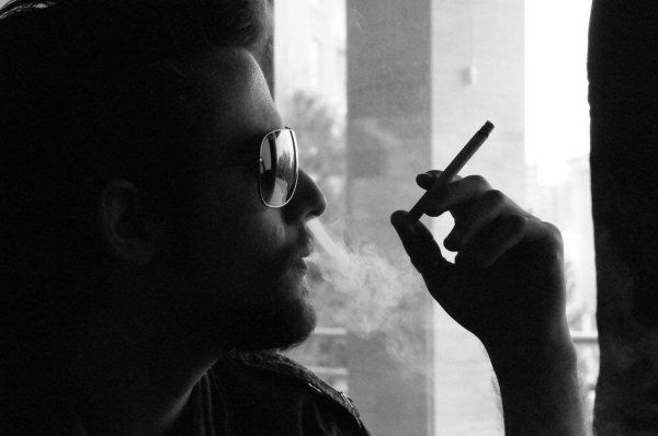 курящие парни