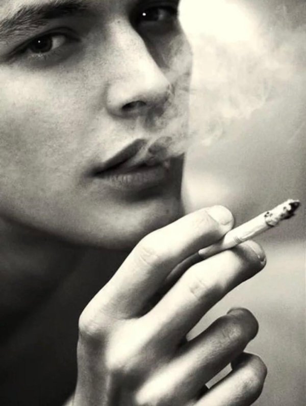 парень курит сигарету