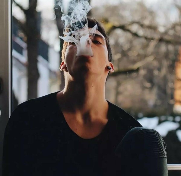 курящие парни