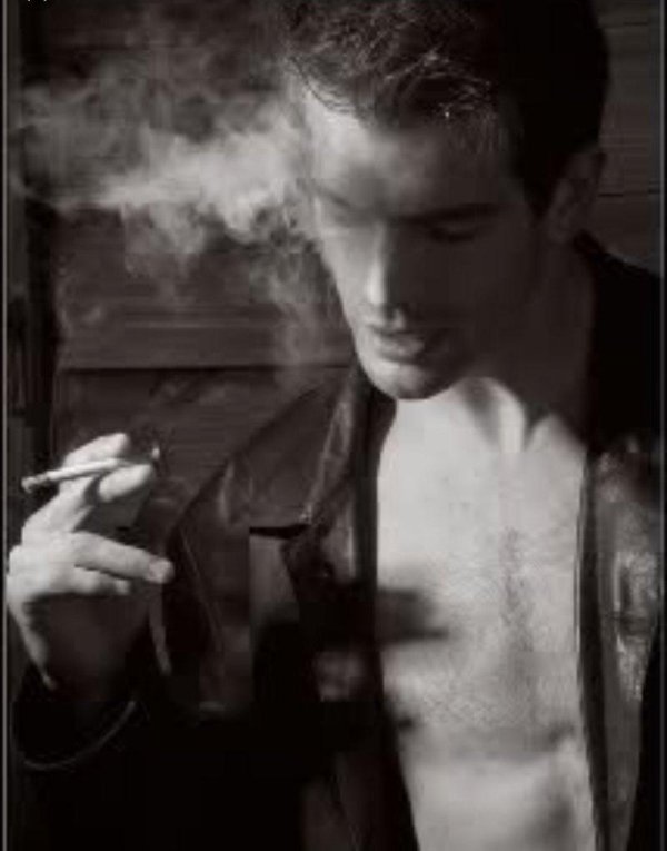 парень курит