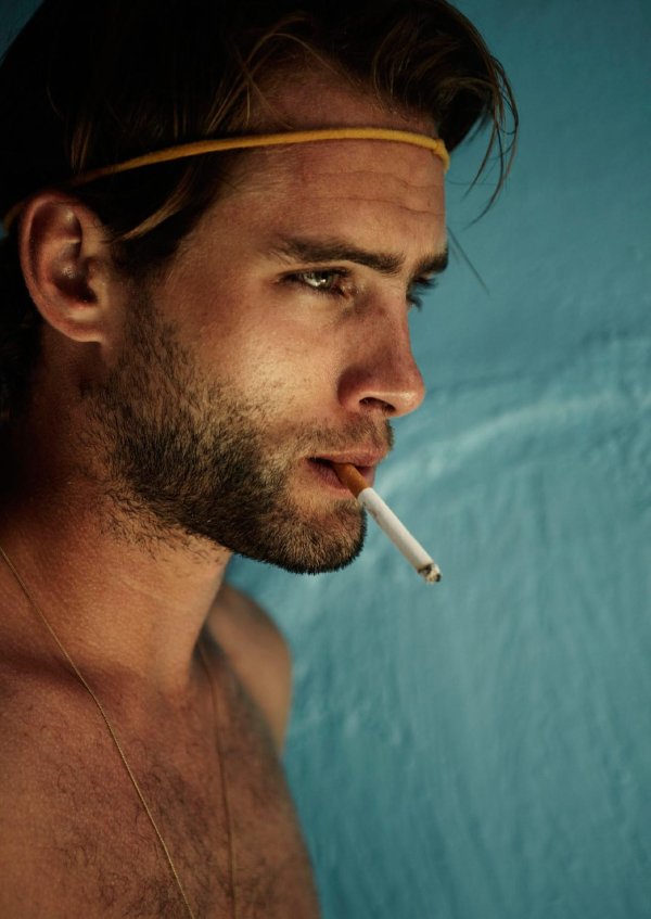 красивый парень курит