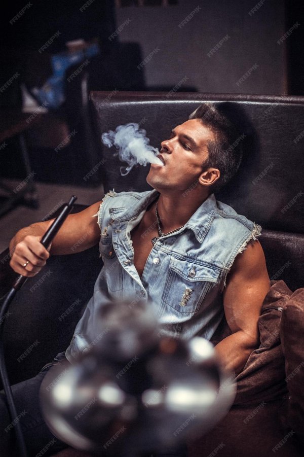 человек курит кальян
