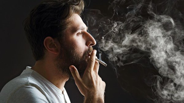 курящий мужчина