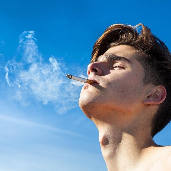 курящие парни