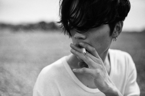 курящие парни