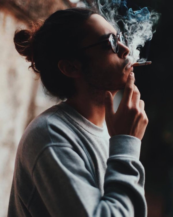 парень курит