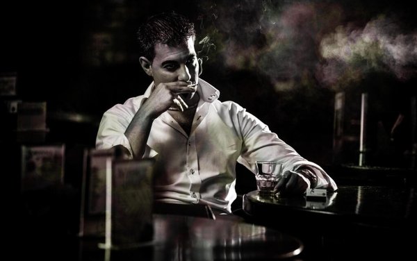 мужчина в кафе