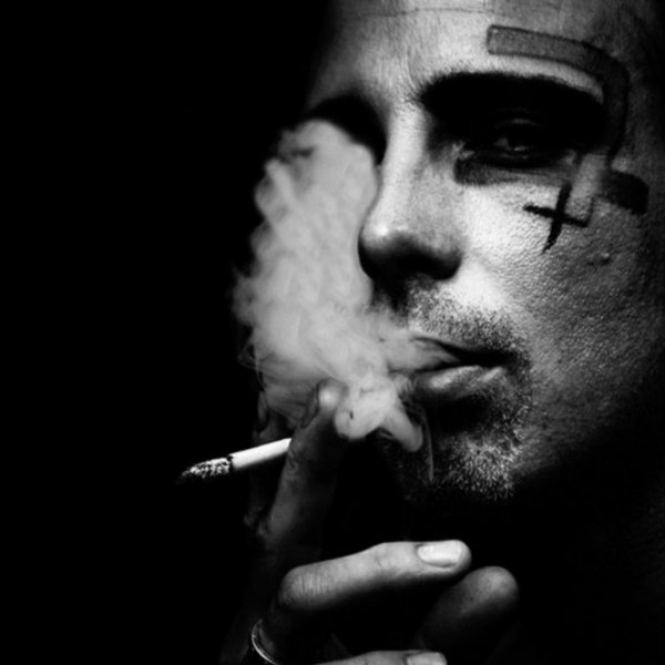 парень курит