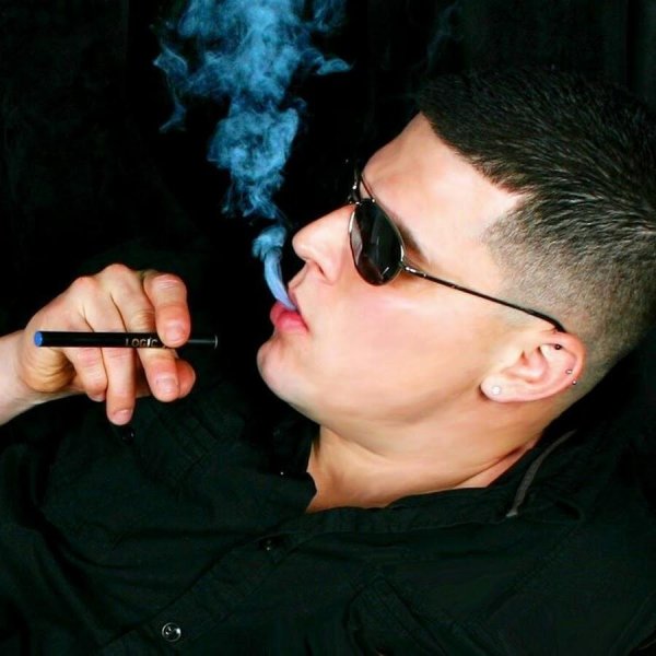 парень с сигаретами