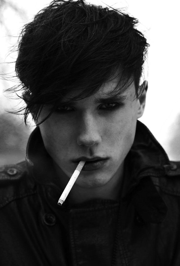 курящие парни