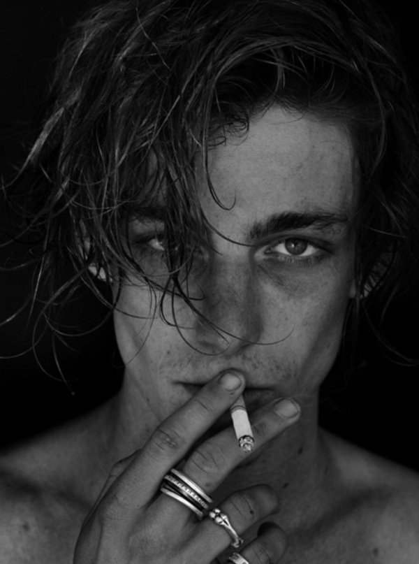 курящие парни