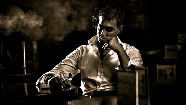 парень курит