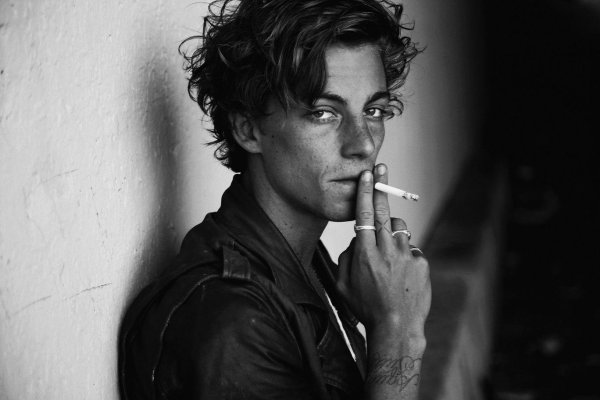 курящие парни