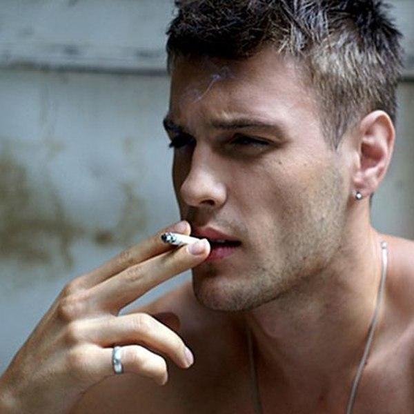 курящие парни