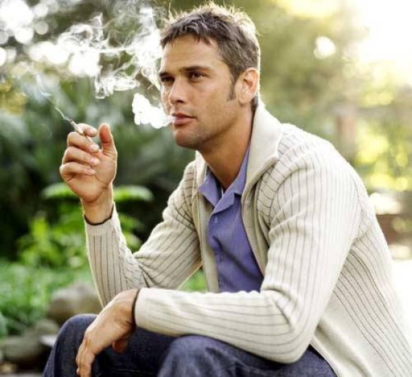 парень курит