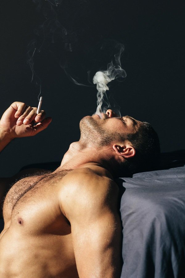 двое мужчины курят