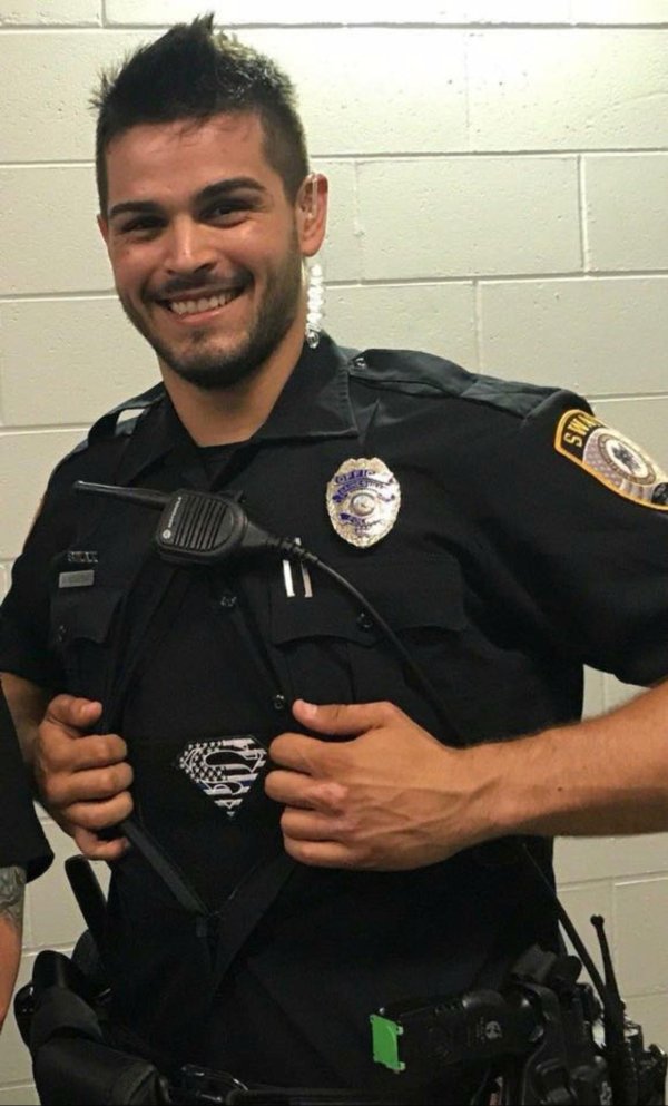 мужчина полицейский