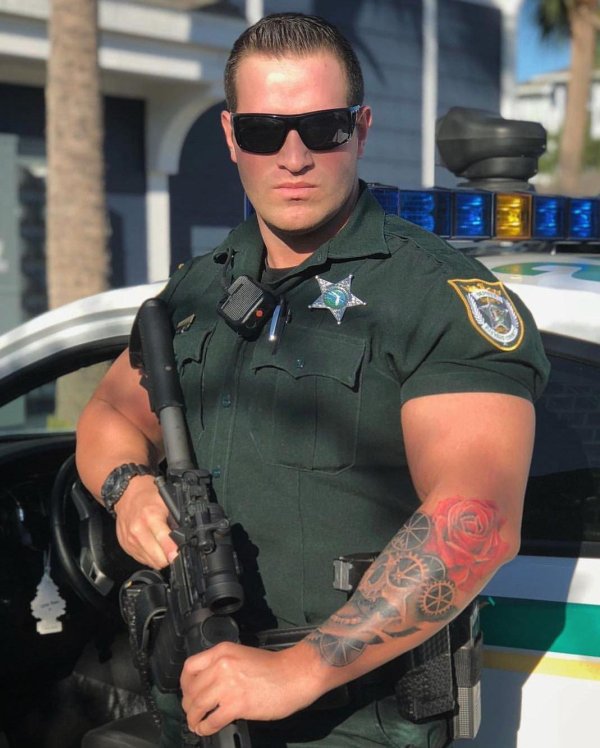 брутальный полицейский