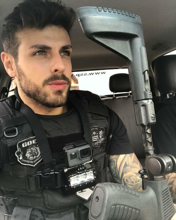 красавцы полицейские