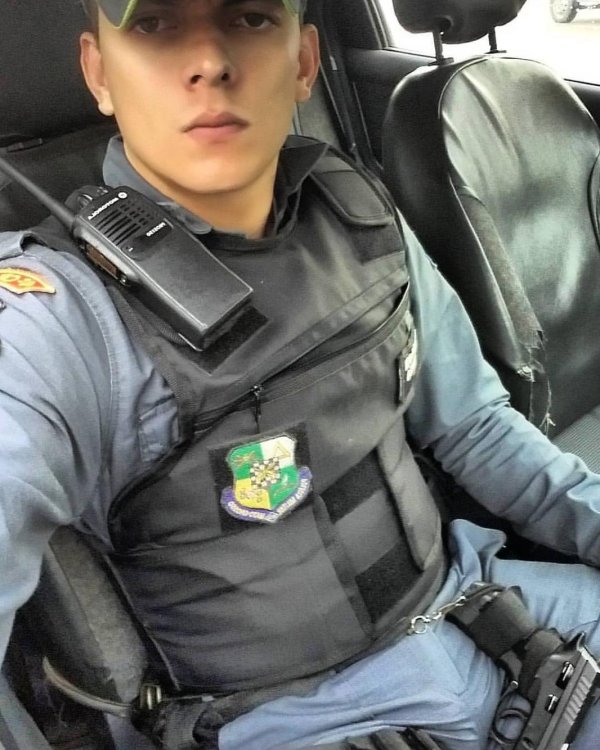 парень полицейский