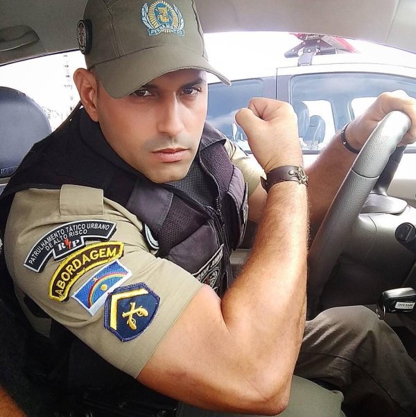 мускулистый полицейский